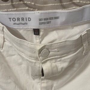 Torrid Sky High kick boot White jeans. Soft. Size 20 Perfect for apple shape.